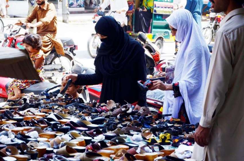 اٹک: عید کی تیاریوں میں مصروف خواتین خریداری کر رہی ہیں۔