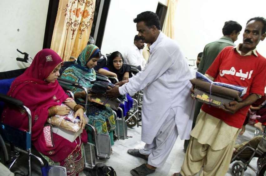 حیدر آباد: ایدھی سینٹر میں معراج قریشی معذور افرد میں عید ..