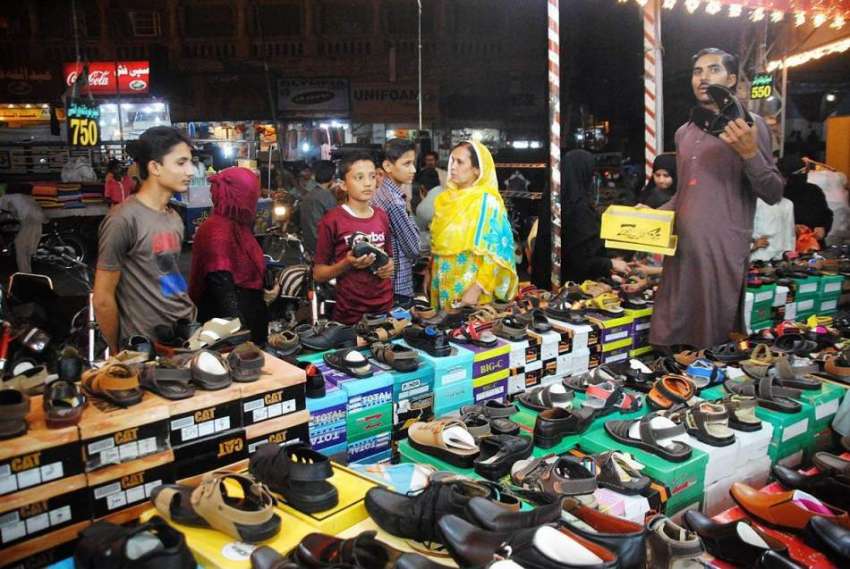 حیدر آباد: عید کی تیاریوں میں مصروف شہری خریداری کرر ہے ہیں۔
