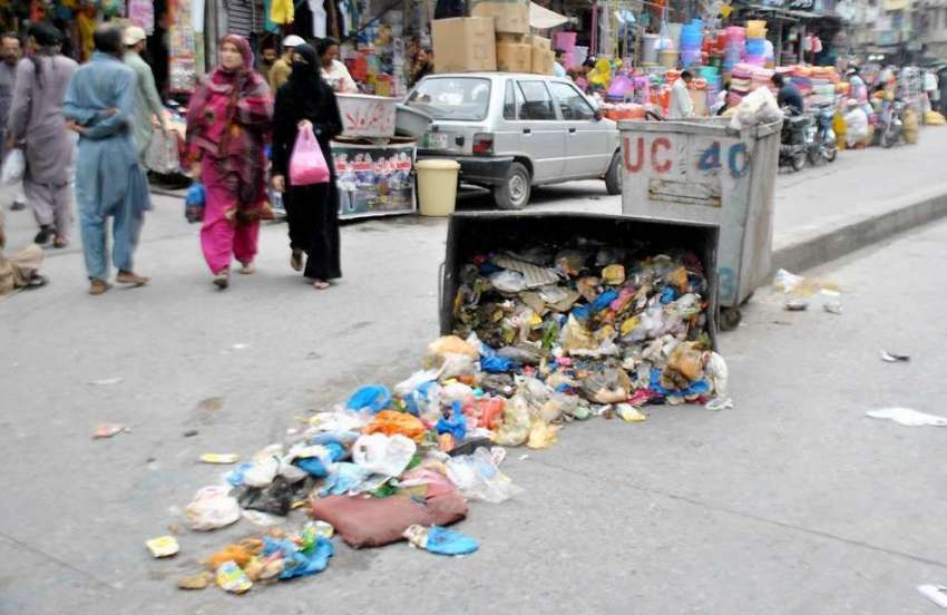 راولپنڈی: موتی بازار کے باہر کوڑا نہ اٹھائے جانے کی وجہ سے ..