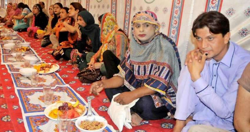 راولپنڈی: کینٹ کے علاقہ میں خواجہ سرا افطاری کے انتظار میں ..