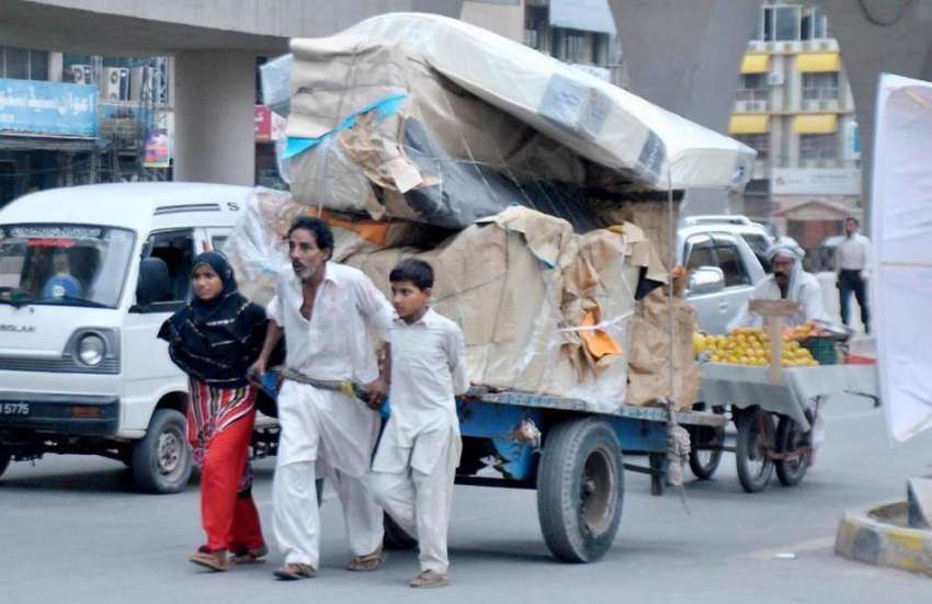 راولپنڈی: ایک محنت کش اپنے بچوں کے ہمراہ وزن سے لدھا ریڑھا ..