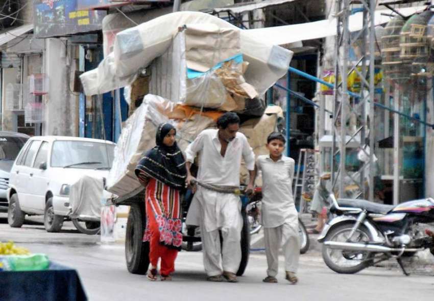 راولپنڈی: ایک محنت کش اپنے بچوں کے ہمراہ وزن سے لدھا ریڑھا ..