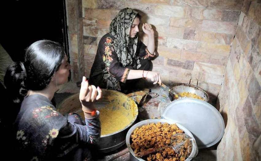 راولپنڈی: کینٹ کے علاقہ میں خواجہ سرا افطاری کے لیے پکوڑے ..