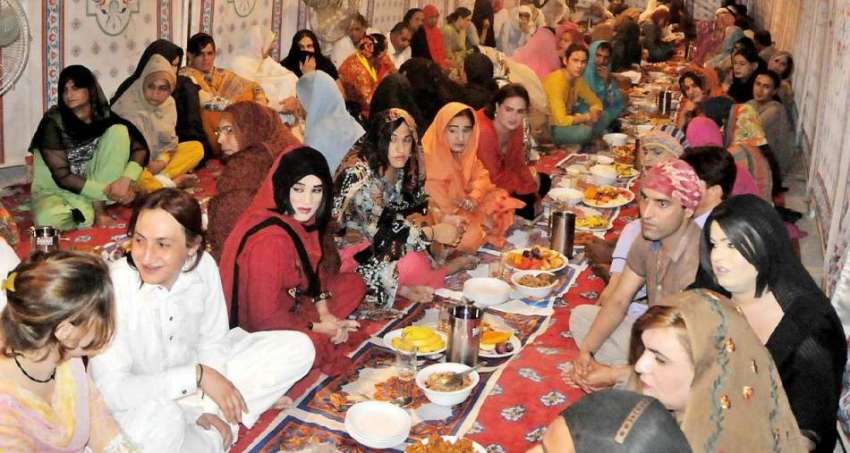 راولپنڈی: کینٹ کے علاقہ میں خواجہ سرا افطاری میں بیٹھے ہیں۔