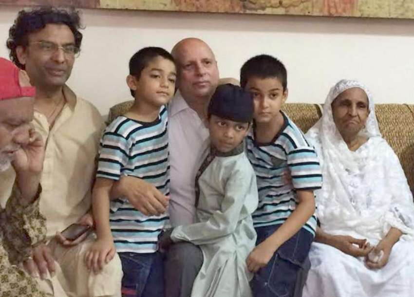 کراچی: سابق گورنر پنجاب چوہدری محمد سرور مقتول قوال امجد ..
