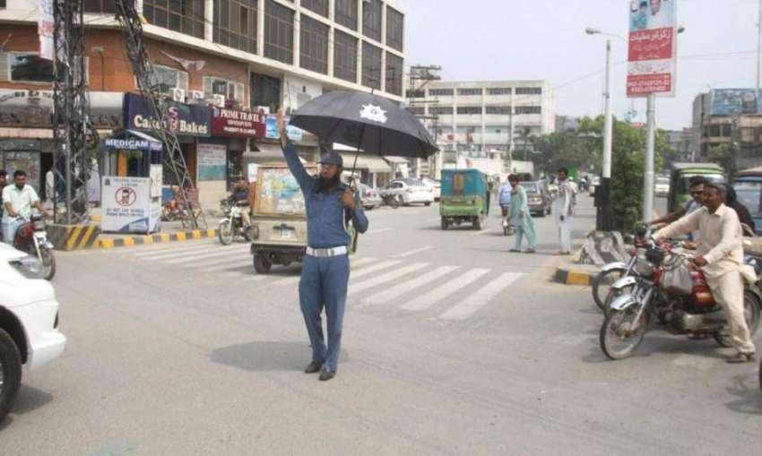 لاہور: شملہ پہاڑی چوک میں ٹریفک واڈن دھوپ سے بچنے کے لیے ..