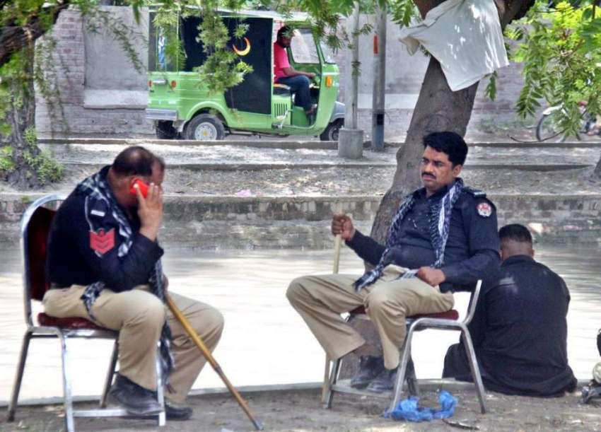 لاہور: دو پولیس اہلکا دوران ڈیوٹی نہر کنارے بیٹھے آرام کر ..