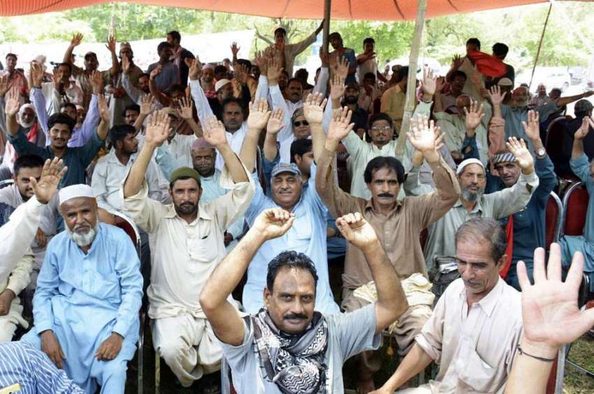 لاہور: رائل پام کلب کے ملازمین مطالبات کے حق میں احتجاج کر ..