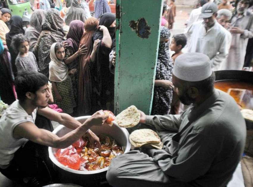 راولپنڈی: مخیر حضرات کی طرف سے دیئے جانیوالی افطاری کے لیے ..