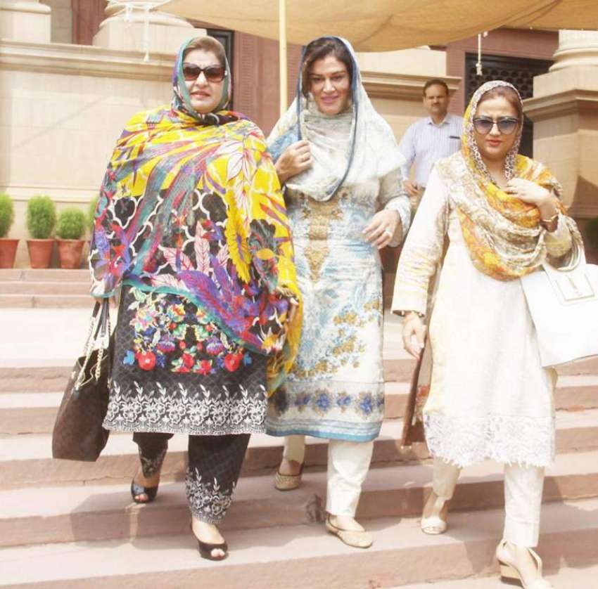 لاہور:پنجاب اسمبلی کے اجلاس میں شرکت کے بعد خواتین اراکین ..