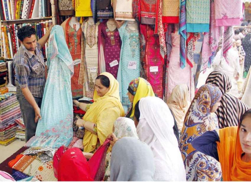 لاہور: خواتین بازار میں ایک دوکان سے عید کے لیے ملبوسات خرید ..