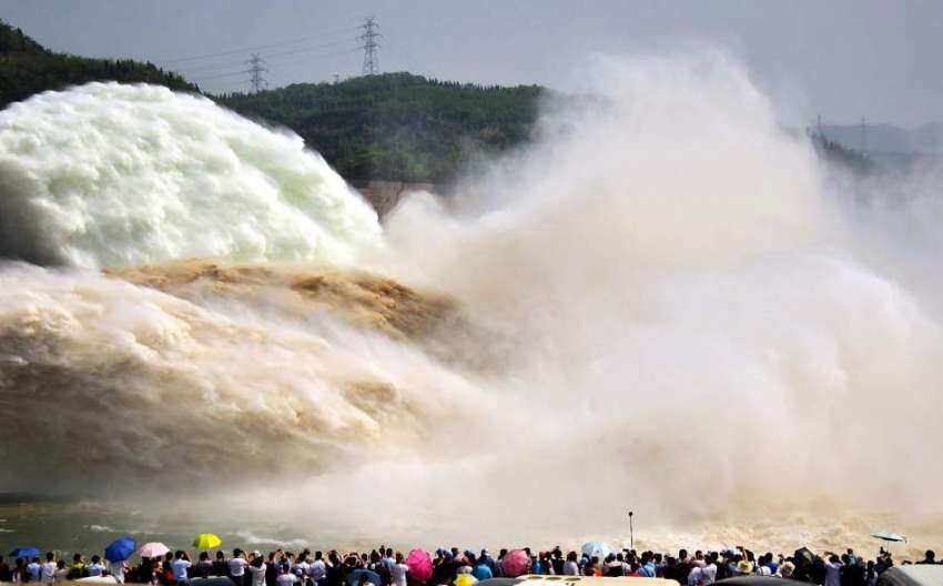 چین: چین میں ڈیم سے پانی کے اخراج کے دوران خوبصورت منظر کو ..