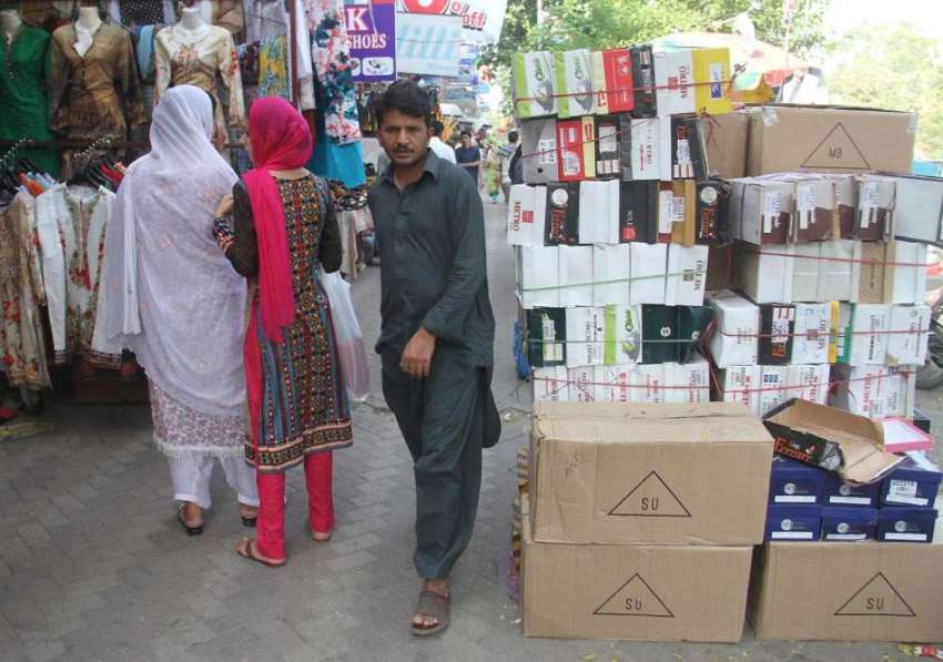 اسلام آباد: آبپارہ مارکیٹ میں فٹ پاتھ پر رکھے گئے جوتوں کے ..