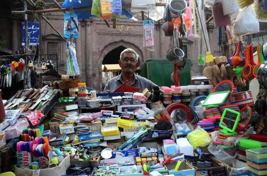 لاہور: دہلی گیٹ کے باہر ایک محنت کش دوکان سجائے گاہکوں کا ..