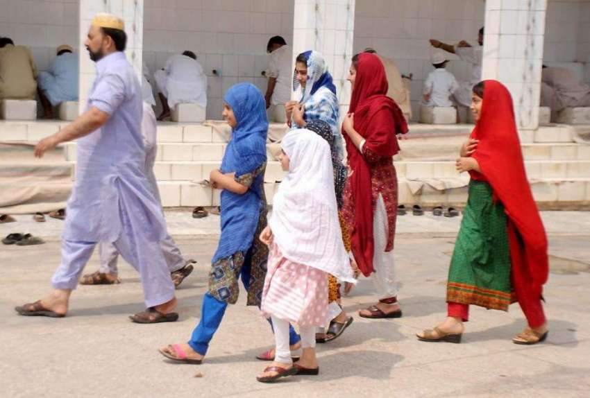 راولپنڈی: قدیمی جامعہ مسجد میں خواتین و بچے جمعة الوداع ..