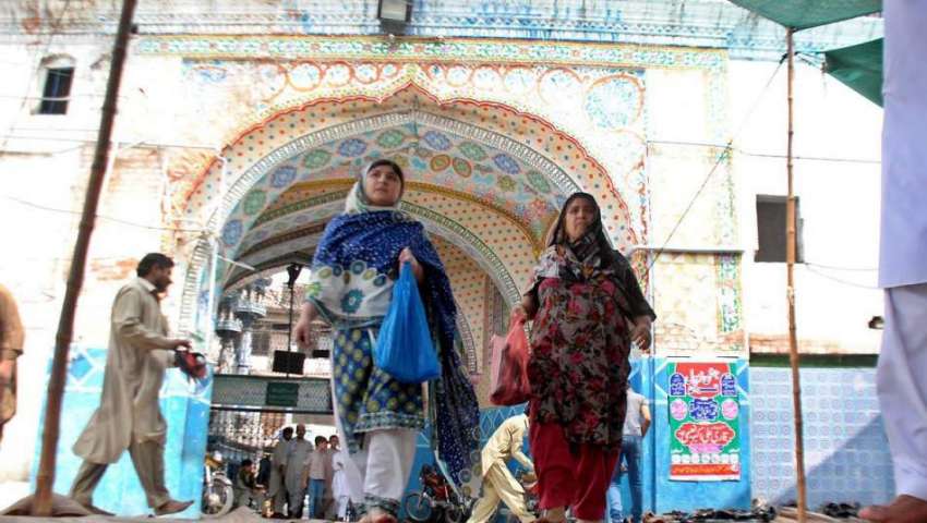 راولپنڈی: قدیمی جامعہ مسجد میں خواتین جمعة الوداع کی ادائیگی ..