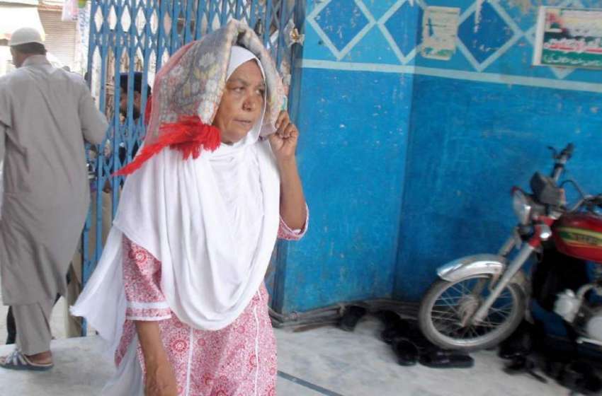 راولپنڈی: قدیمی جامعہ مسجد میں ایک خاتون جمعة الوداع کی ..