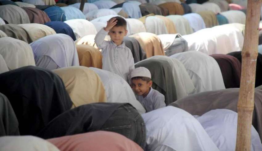 راولپنڈی: قدیمی جامعہ مسجد میں شہری جمعةالوداع کی ادائیگی ..