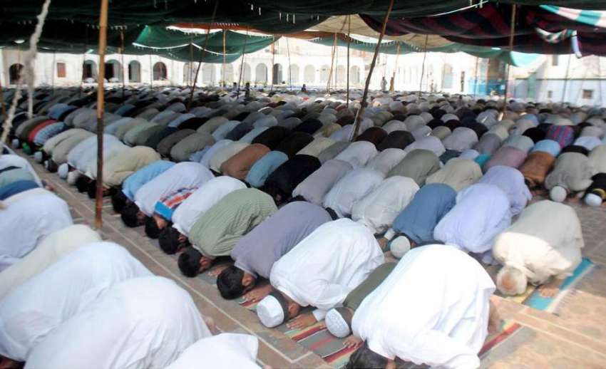 راولپنڈی: قدیمی جامعہ مسجد میں شہری جمعةالوداع کی ادائیگی ..