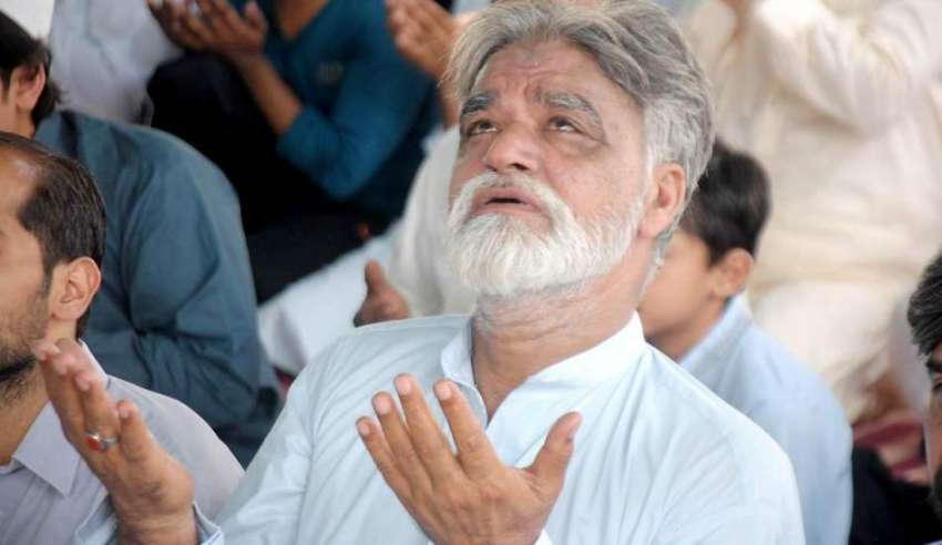 راولپنڈی: جمعة الوداع کی کے بعد ایک نمازی دعا مانگ رہا ہے۔