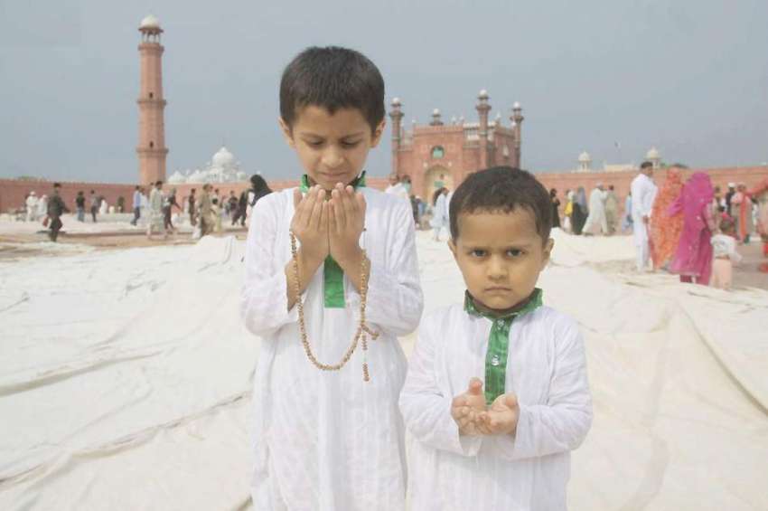 لاہور: بادشاہی مسجد میں نماز جمعة الوداع کی ادائیگی کے موقع ..