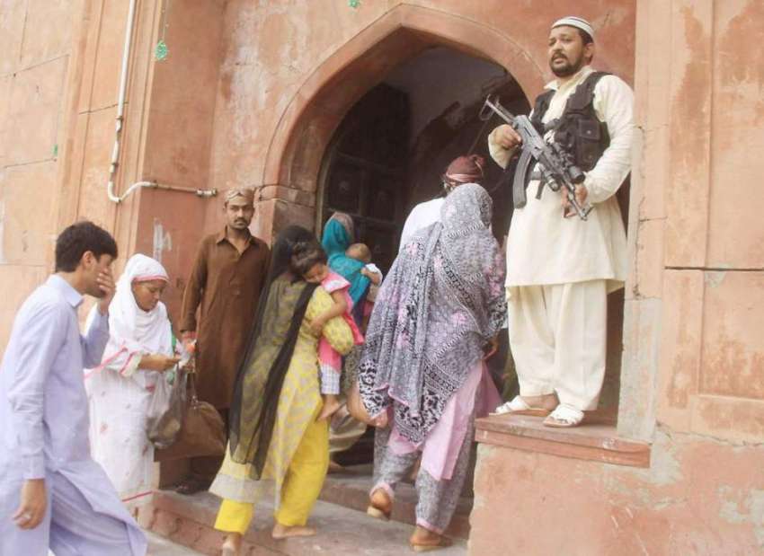 لاہور: بادشاہی مسجد میں نماز جمعةالوداع کی نماز کے موقع ..