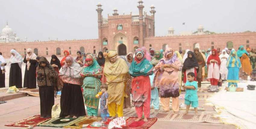 لاہور: بادشاہی مسجد میں خواتین نماز جمعة الوداع کی ادائیگی ..
