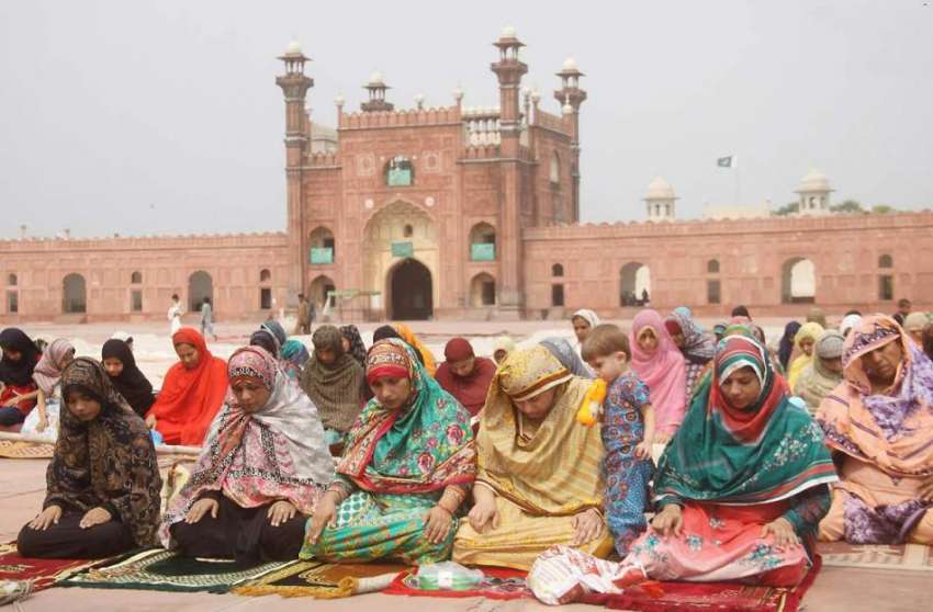 لاہور: بادشاہی مسجد میں خواتین نماز جمعة الوداع کی ادائیگی ..