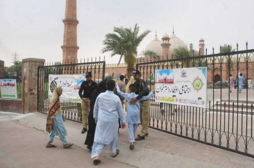 لاہور: پولیس اہلکار بادشاہی مسجد میں جمعةالوداع کی نماز ..