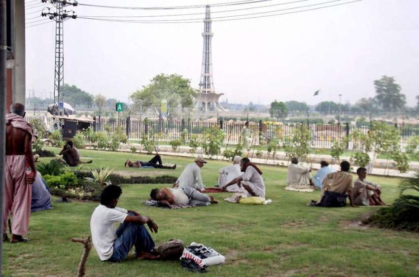 لاہور: صوبائی دارالحکومت میں موسم خوشگوار ہونے پر شہری مینار ..