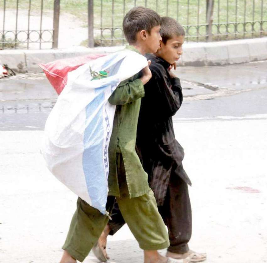 لاہور: دو خانہ بدوش بچے اپنے خاندان کا پیٹ پالنے کے لیے گہری ..