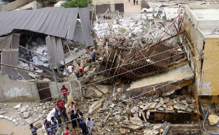 کراچی: فیکٹری میں بوائلر پھٹنے سے عمارت زمین بوس ہوئے پڑی ..