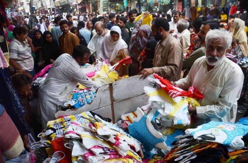 لاہور: شہری کی بڑی تعداد انار کلی بازار سے عید کی خریداری ..