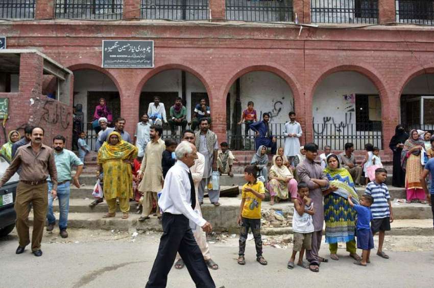 لاہور: ضلعی عدالت میں عید کے آمد سے پہلے قیدیوں سے ان کے اہلی ..