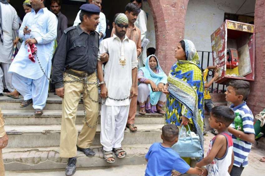 لاہور: پولیس اہلکار نے ایک نابینہ شخص کو ہتھ کڑی لگا رکھی ..