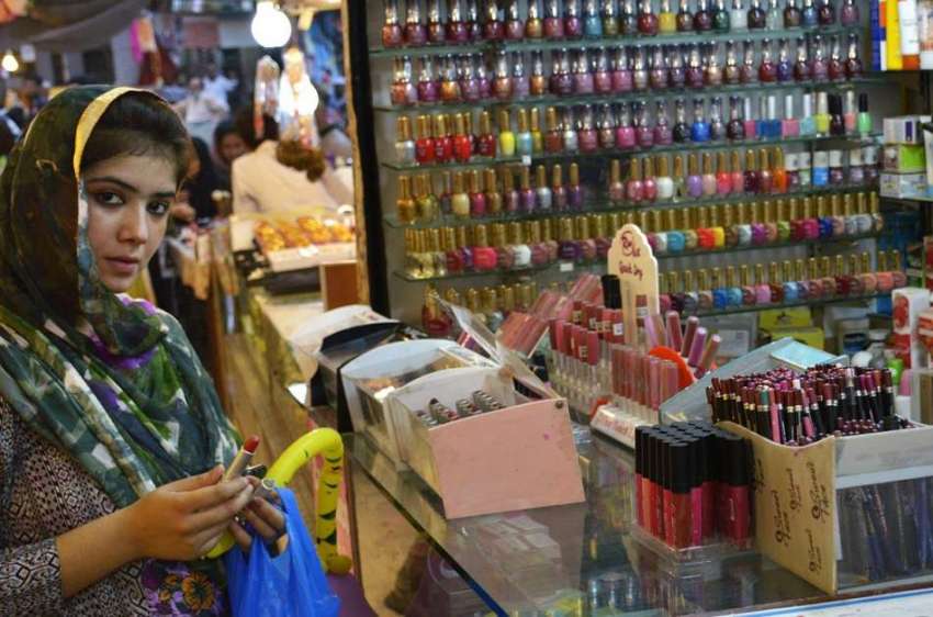 لاہور: خواتین انار کلی بانو بازار میں عید کی خریداری میں ..