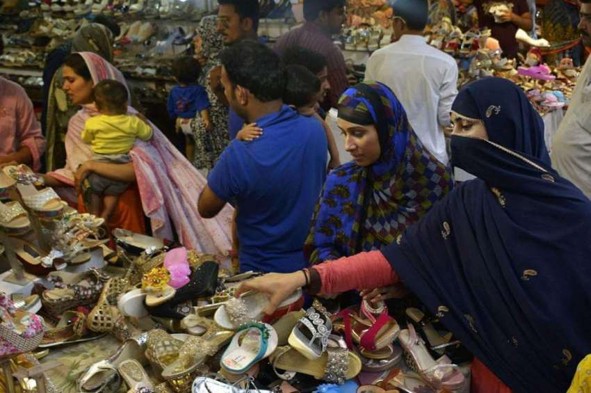 لاہور: خواتین انار کلی بانو بازار میں عید کی خریداری میں ..