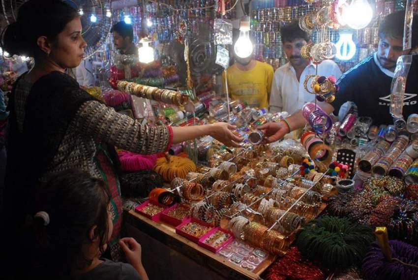 اسلام آباد: خواتین عید کی خریداری میں مصروف ہیں۔