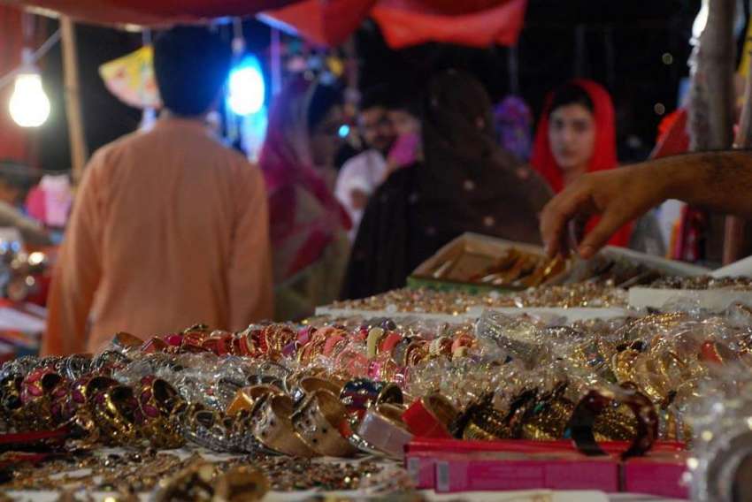 اسلام آباد: خواتین عید کی خریداری میں مصروف ہیں۔