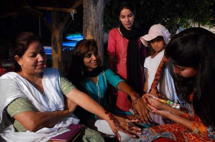 اسلام آباد: عید کی تیاریوں میں مصروف خواتین ہاتھوں پر مہندی ..