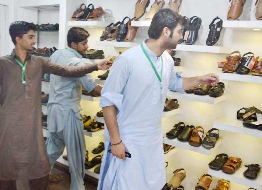 کوئٹہ: جناح روڈ پر شہری عید کی خریداری کر رہے ہیں۔