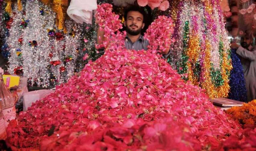 راولپنڈی: دوکاندار عیدالفطر کے لیے پھولوں کی پتیاں سجا رہے ..