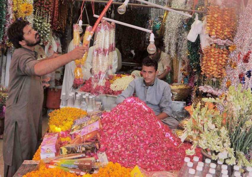راولپنڈی: بنی چوک میں دوکاندار عیدالفطر کے لیے پھولوں کی ..