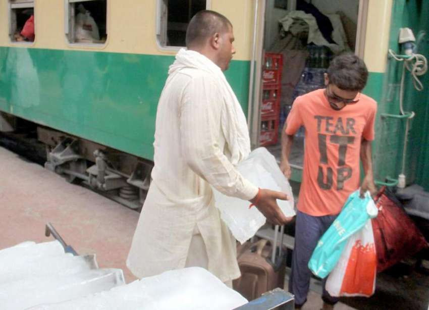 لاہور:شدت گرمی کے باعث ریلوے اسٹیشن پر ایک شخص برف فروخت ..