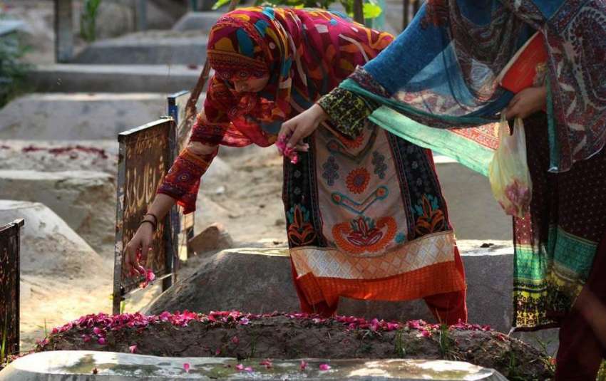 لاہور: شہری اپنے پیاروں کی قبرو ں پر پھولوں کی پتیاں ڈال ..