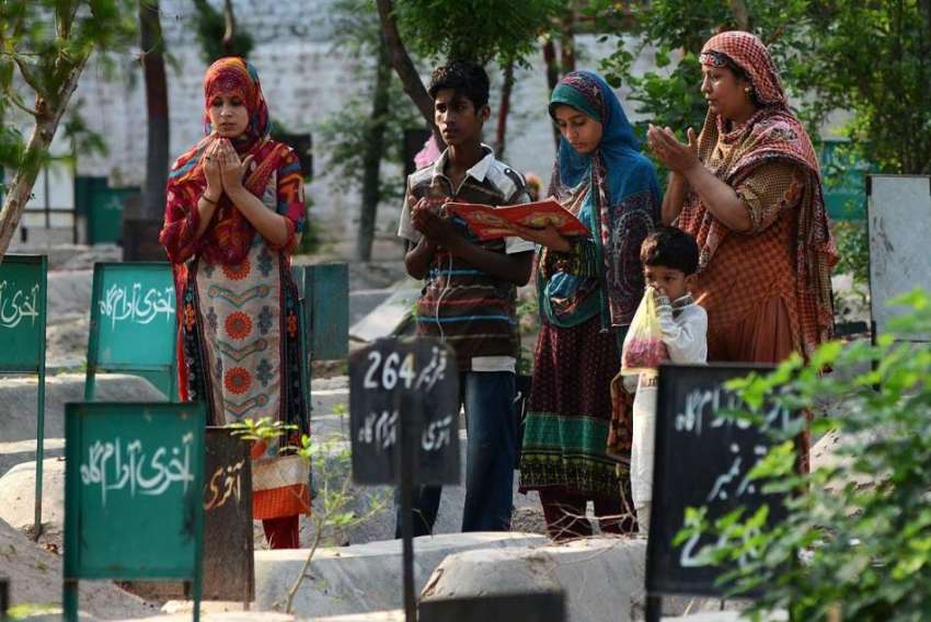 لاہور: عید الفطر کی آمد کے موقع پر شہری اپنے پیاروں کی قبروں ..