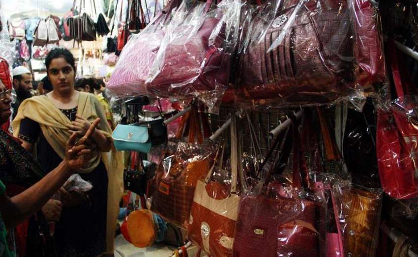 کراچی: عید کی تیاریوں میں مصروف خواتین خریداری کر رہی ہیں۔
