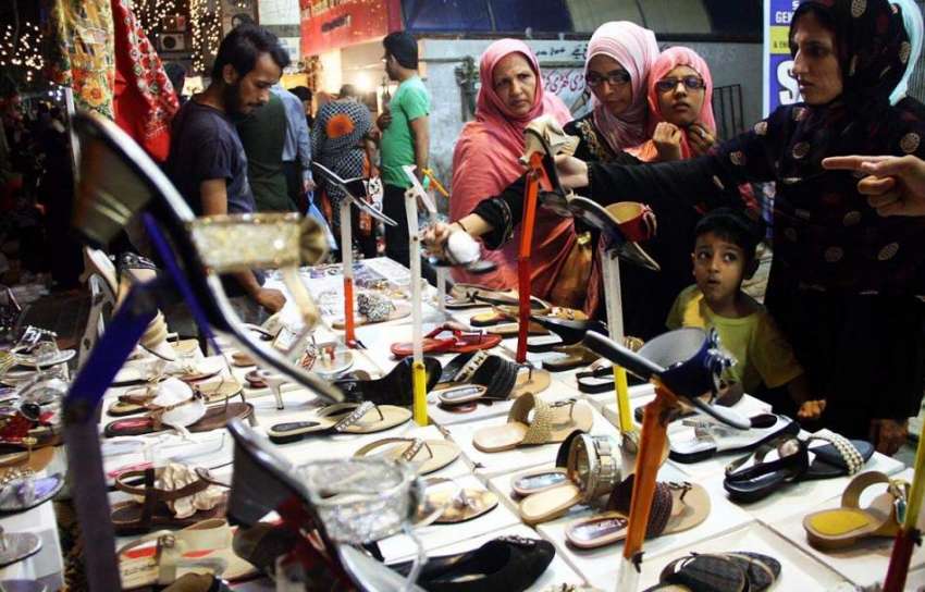 کراچی: عید کی تیاریوں میں مصروف شہری خریداری کر رہے ہیں۔