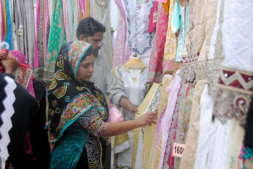 حیدر آباد: عیدالفطر کی آمد پر خواتین خریداری کر رہی ہیں۔